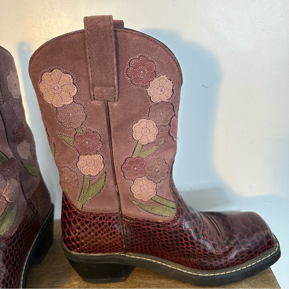 Ariat Brown Western Boots with Distressed Leather and Scalloped Design - Picture 3 of 8